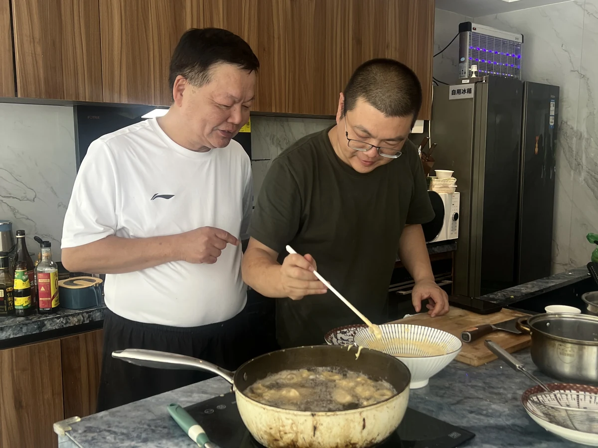 刘天富指导许亚东烹饪
