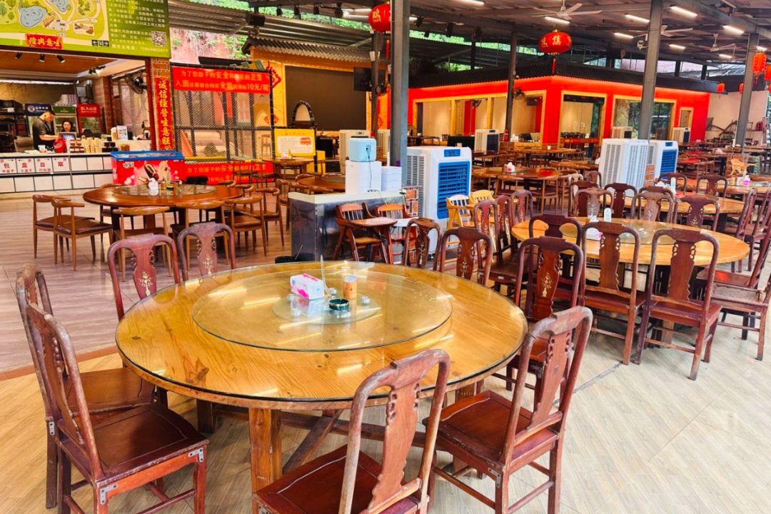 用餐大厅 · 宽敞明亮适合团餐