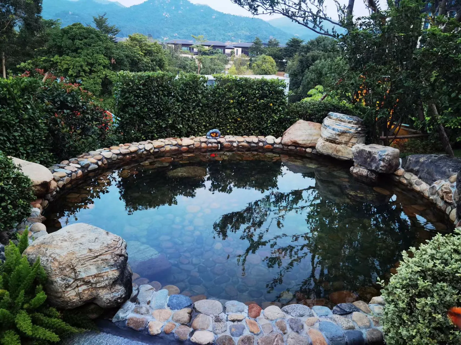 翠溪山庄步行3分钟可达的山外山温泉公园石砌山景池
