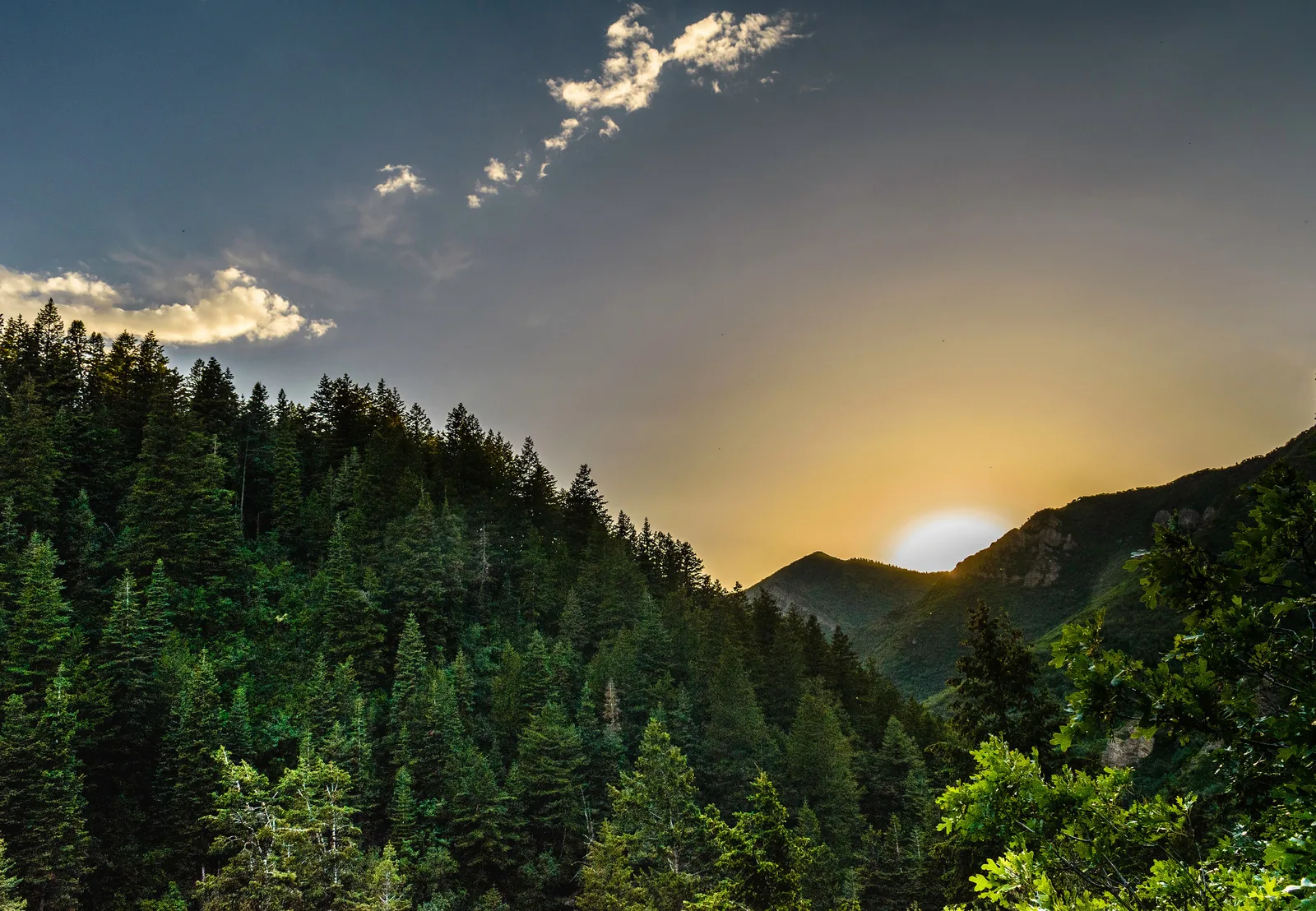 山境日落与远山全景