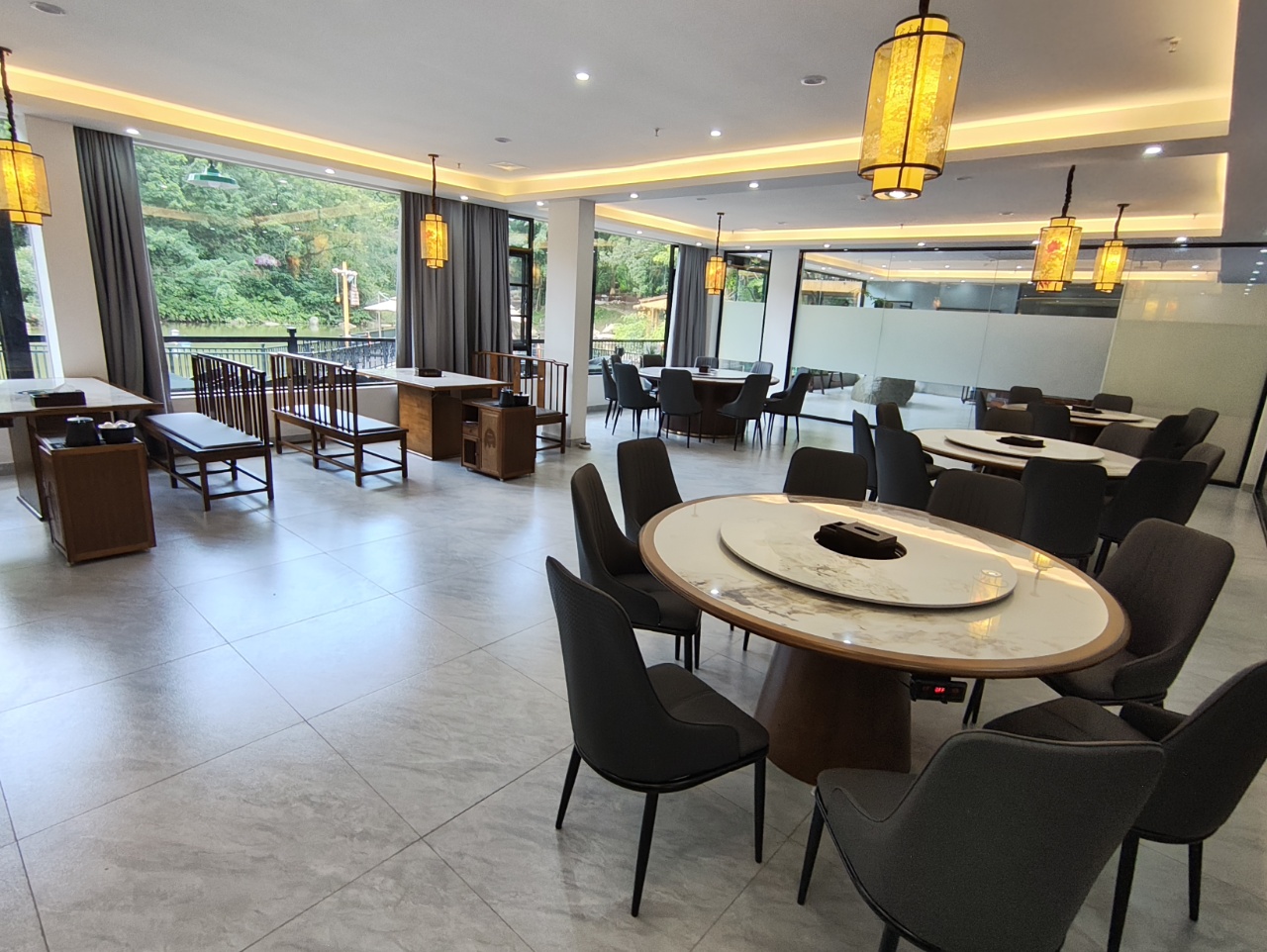 燕子坞小院 餐厅大厅 圆桌吊灯 山景落地窗